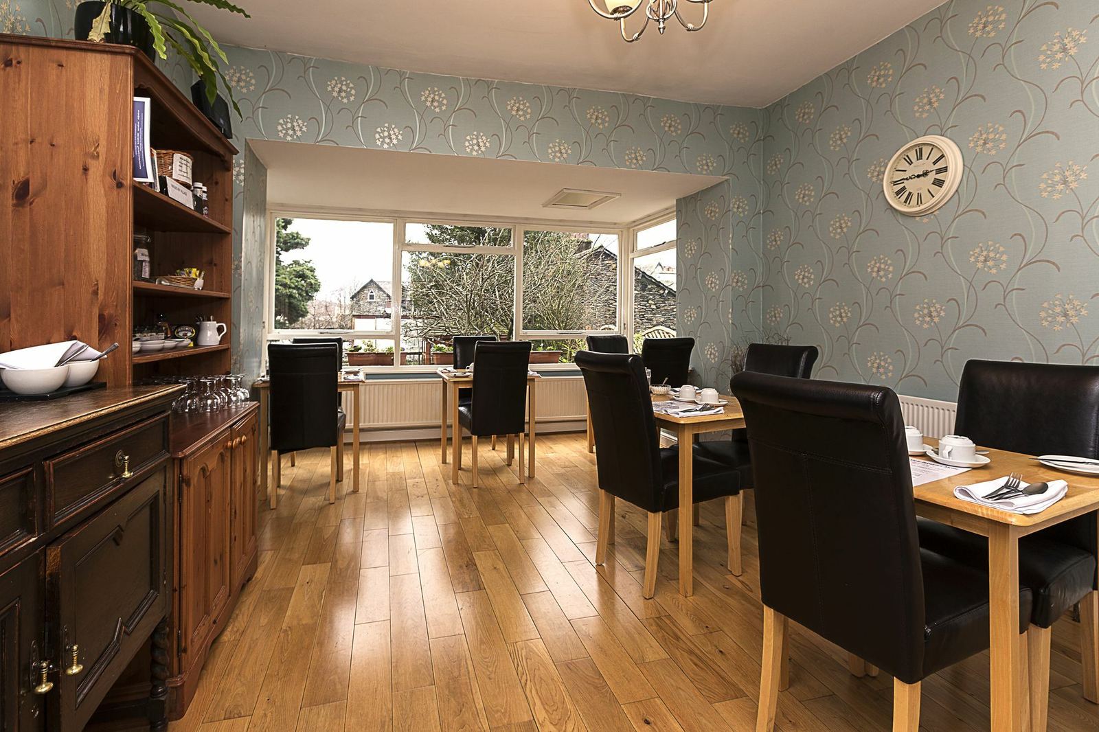 The breakfast room with bay window